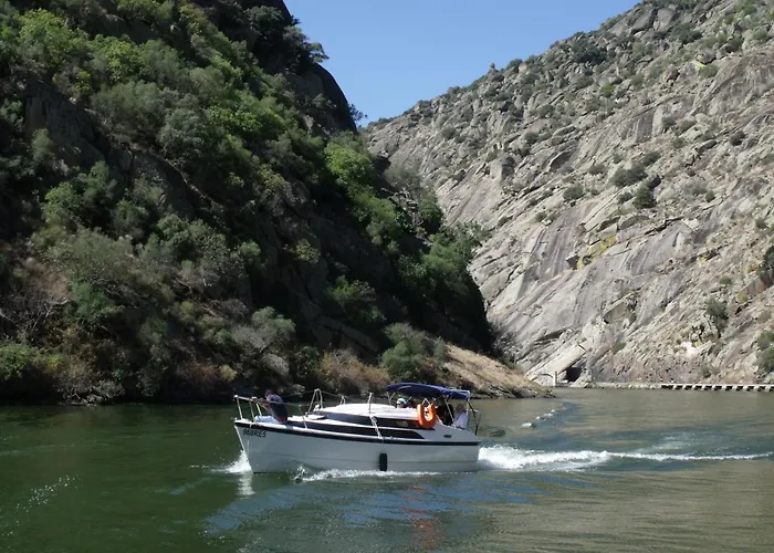 Douro Yacht Charter & Bungalows