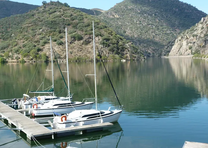 Douro Yacht Charter & Bungalows